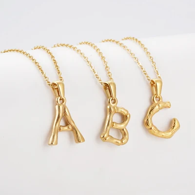Collana con monogramma pendente con lettera iniziale in oro e acciaio inossidabile da donna